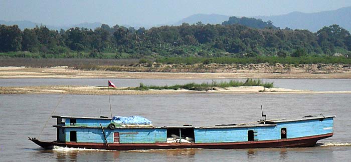 Wooden River Boat at Chiang Saen by Asienreisender